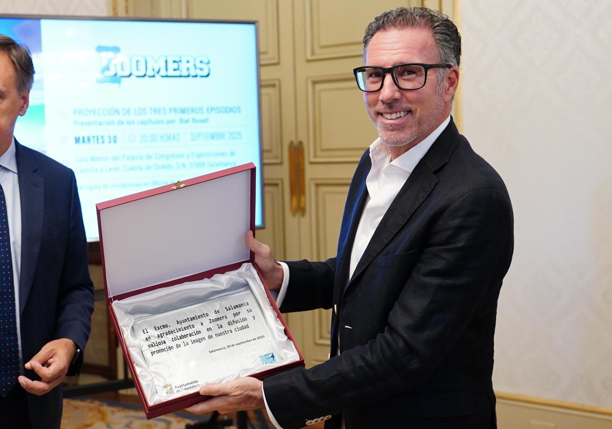 Imagen principal - Menéndez de Zubillaga recogiendo el obsequio del Ayuntamiento, detalle de los obsequios y el alcalde con el equipo en el balcón de la Plaza Mayor.